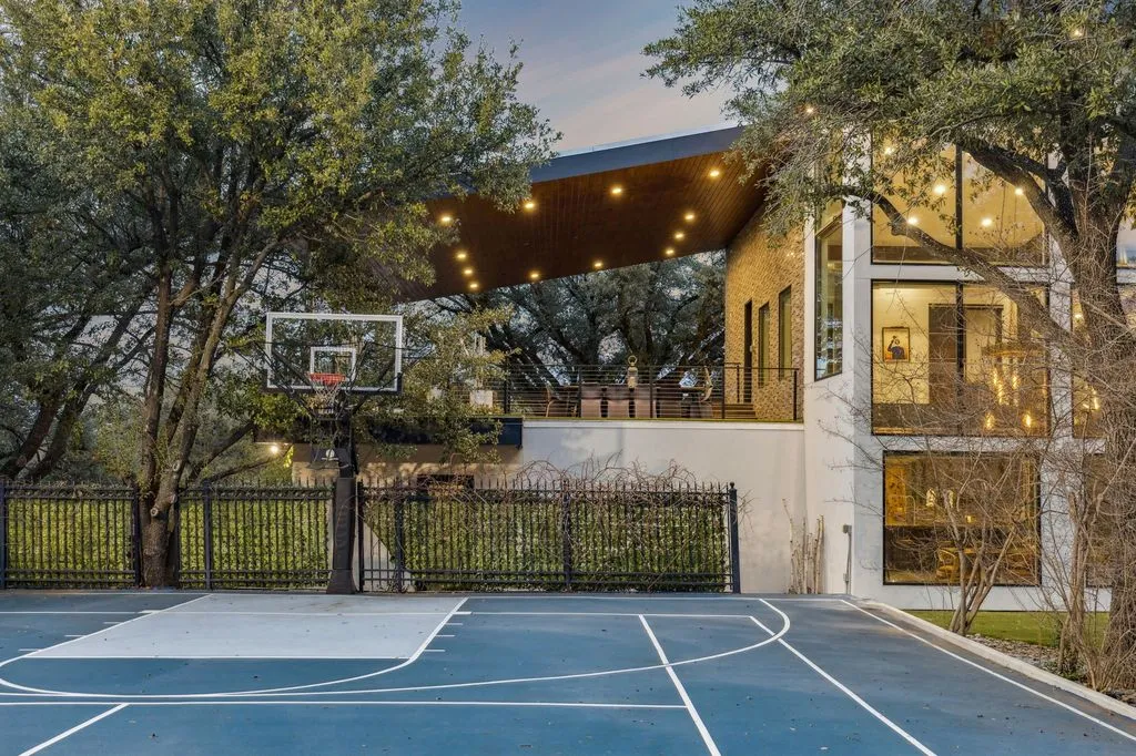 Luxury Texas Home Blending Privacy, Style, and Indoor-Outdoor Living for $4.433M 28 6766 Northaven Rd Stunning Texas Estate Offering Privacy and Exceptional Indoor Outdoor Living 23