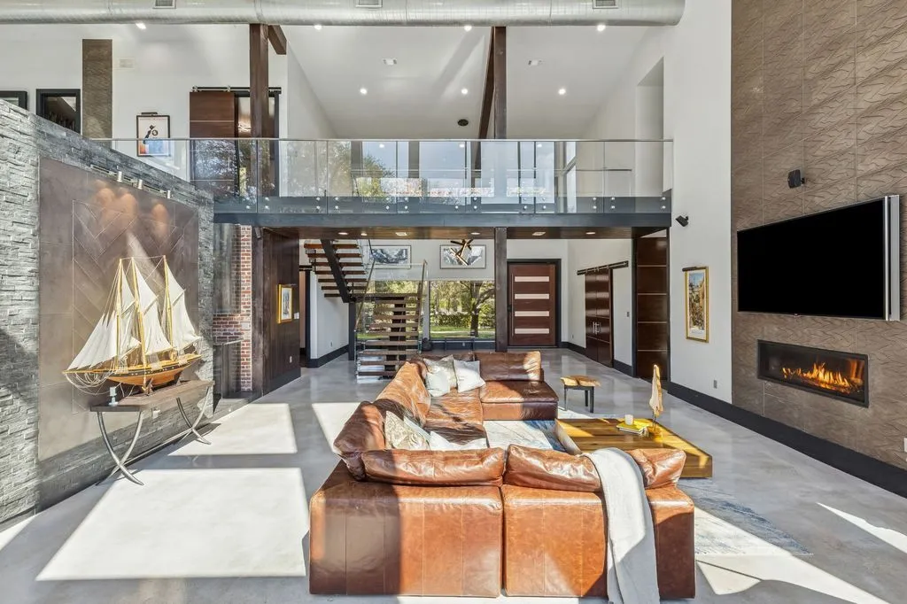 Luxury Texas Home Blending Privacy, Style, and Indoor-Outdoor Living for $4.433M 8 6766 Northaven Rd Stunning Texas Estate Offering Privacy and Exceptional Indoor Outdoor Living 9