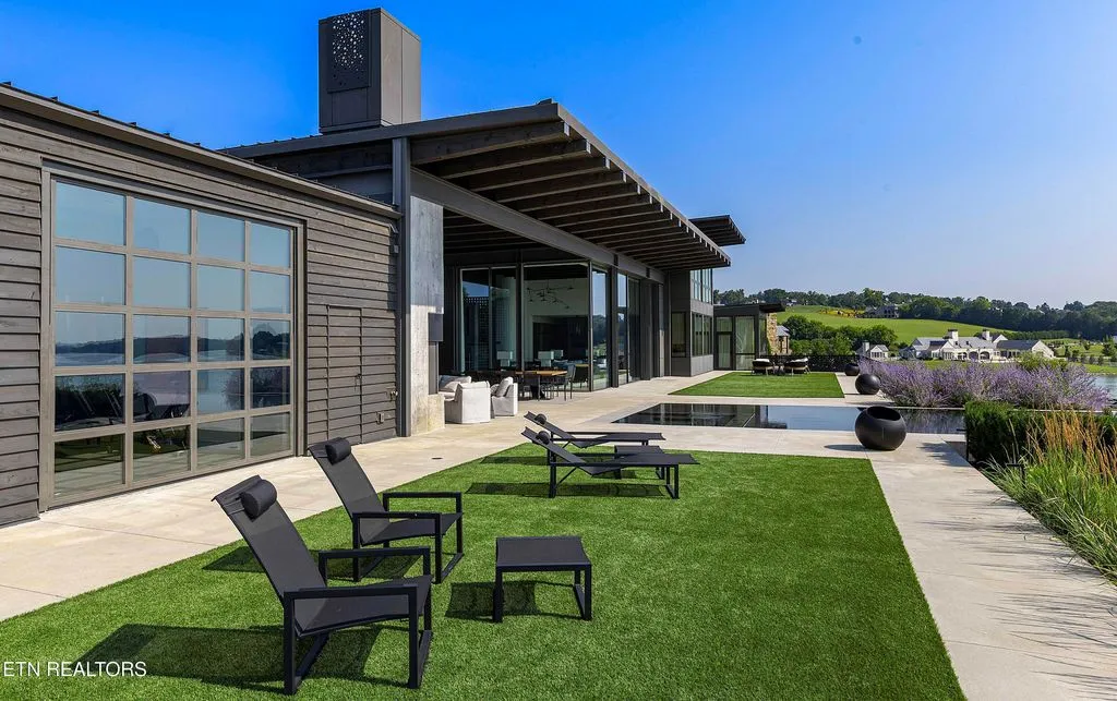 An Extraordinary $9.95 Million Tennessee Residence Framed by Sweeping Water Views 20 An Extraordinary 9.95 Million Tennessee Residence Framed by Sweeping Water Views 20