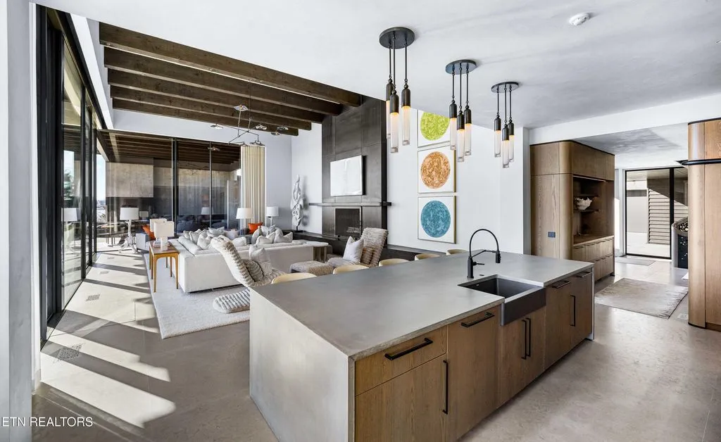 An Extraordinary $9.95 Million Tennessee Residence Framed by Sweeping Water Views 10 An Extraordinary 9.95 Million Tennessee Residence Framed by Sweeping Water Views 7