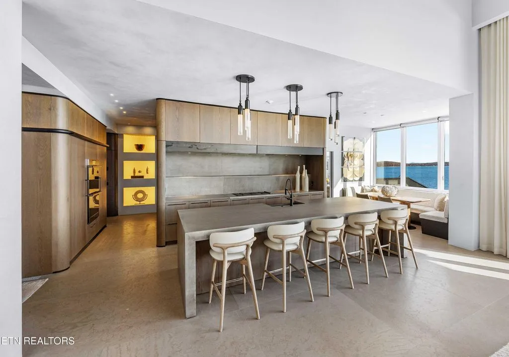 An Extraordinary $9.95 Million Tennessee Residence Framed by Sweeping Water Views 11 An Extraordinary 9.95 Million Tennessee Residence Framed by Sweeping Water Views 8