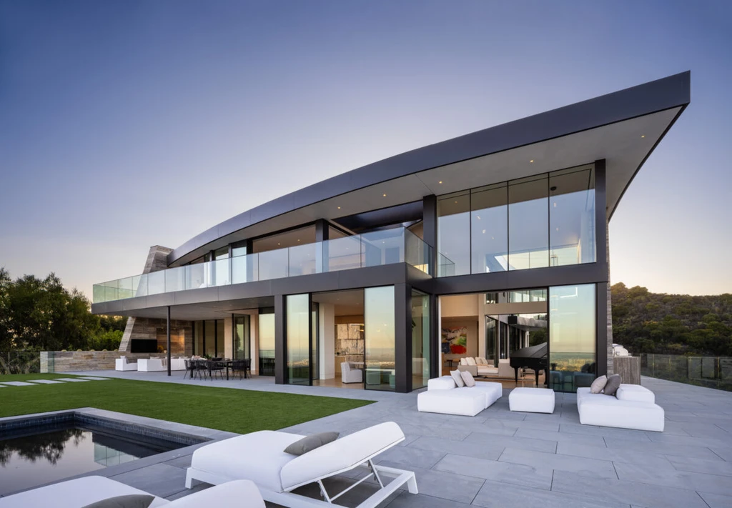 Crestwood Residence by Landry Design Group, A Refined Hillside Estate Balancing Modern Luxury and Timeless Elegance 2 Crestwood Residence by Landry Design Group A Refined Hillside Estate Balancing Modern Luxury and Timeless Elegance 2