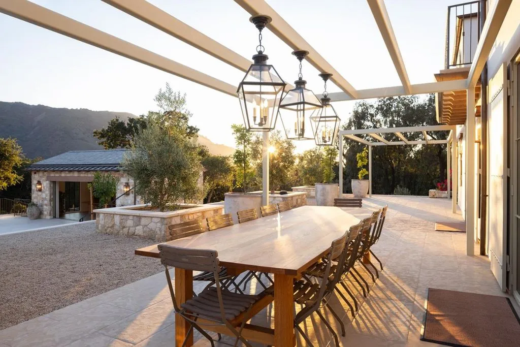 A Sophisticated $11.995 Million California Estate Designed for Inspired Entertaining 19 Inside 10 Encina Dr — A Stunning 11.995 Million Masterpiece of Refined Luxury 13