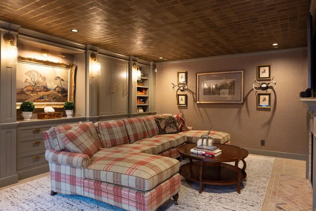 A Sophisticated $11.995 Million California Estate Designed for Inspired Entertaining 20 Inside 10 Encina Dr — A Stunning 11.995 Million Masterpiece of Refined Luxury 15