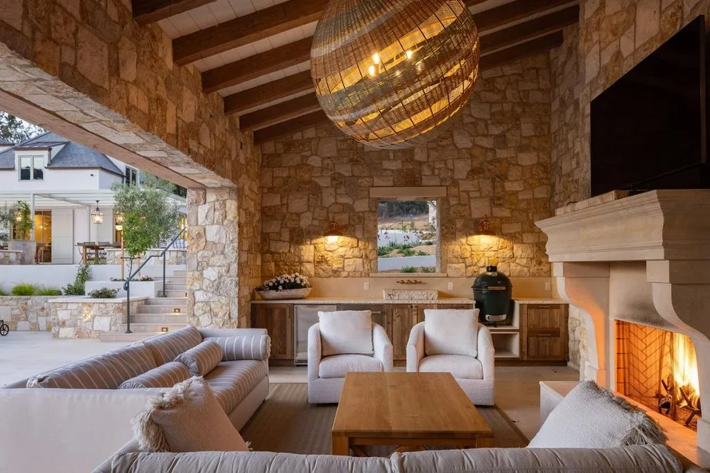 A Sophisticated $11.995 Million California Estate Designed for Inspired Entertaining 24 Inside 10 Encina Dr — A Stunning 11.995 Million Masterpiece of Refined Luxury 24