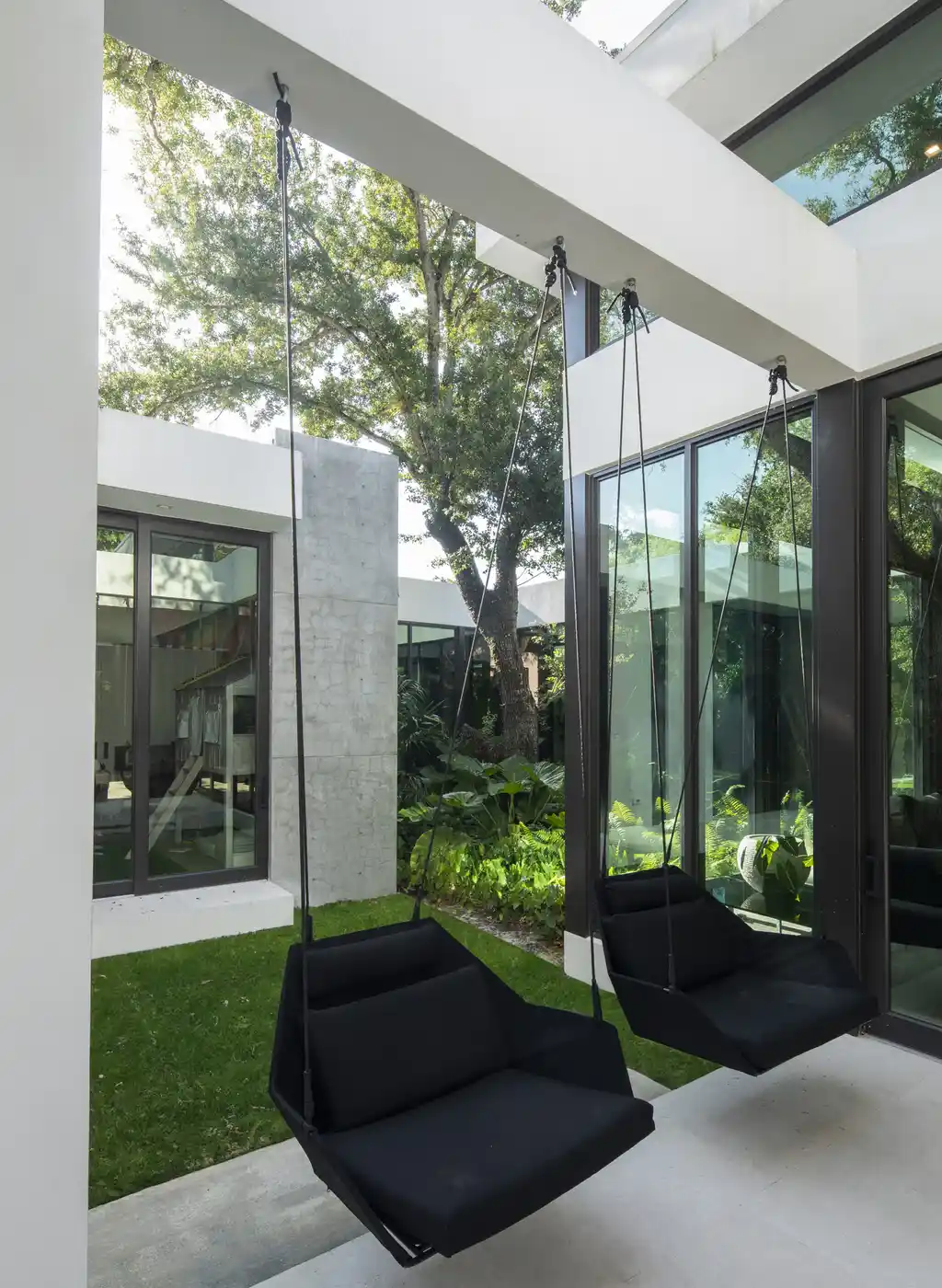 Oaks Residence by SDH Studio Architecture + Design A Floating Contemporary Home Embracing the Canopy of Mature Trees 9 Oaks Residence by SDH Studio Architecture + Design A Floating Contemporary Home Embracing the Canopy of Mature Trees