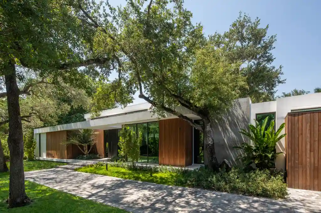 Oaks Residence by SDH Studio Architecture + Design A Floating Contemporary Home Embracing the Canopy of Mature Trees 2 Oaks Residence by SDH Studio Architecture + Design A Floating Contemporary Home Embracing the Canopy of Mature Trees