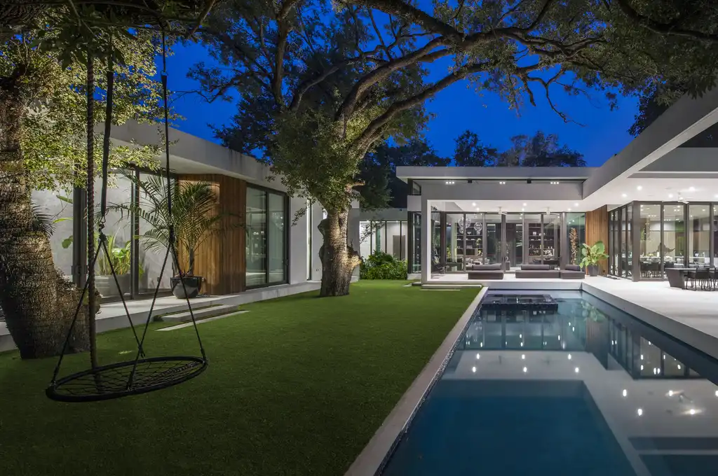 Oaks Residence by SDH Studio Architecture + Design A Floating Contemporary Home Embracing the Canopy of Mature Trees 5 Oaks Residence by SDH Studio Architecture Design A Floating Contemporary Home Embracing the Canopy of Mature Trees 4