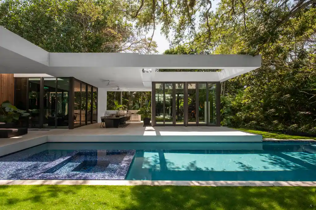 Oaks Residence by SDH Studio Architecture + Design A Floating Contemporary Home Embracing the Canopy of Mature Trees 4 Oaks Residence by SDH Studio Architecture + Design A Floating Contemporary Home Embracing the Canopy of Mature Trees
