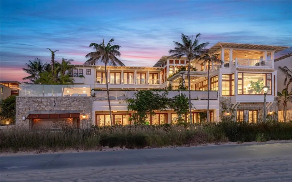 Oceanfront Mansions in California: The Ultimate Scarcity Play in American Luxury Real Estate 6 Modern coastal home in Manhattan Beach near Los Angeles