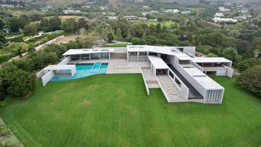 Celebrity Homes in California: Power, Pricing, and the Reality Behind the Headlines 2 Beyonce Malibu oceanfront estate luxury home California aerial view