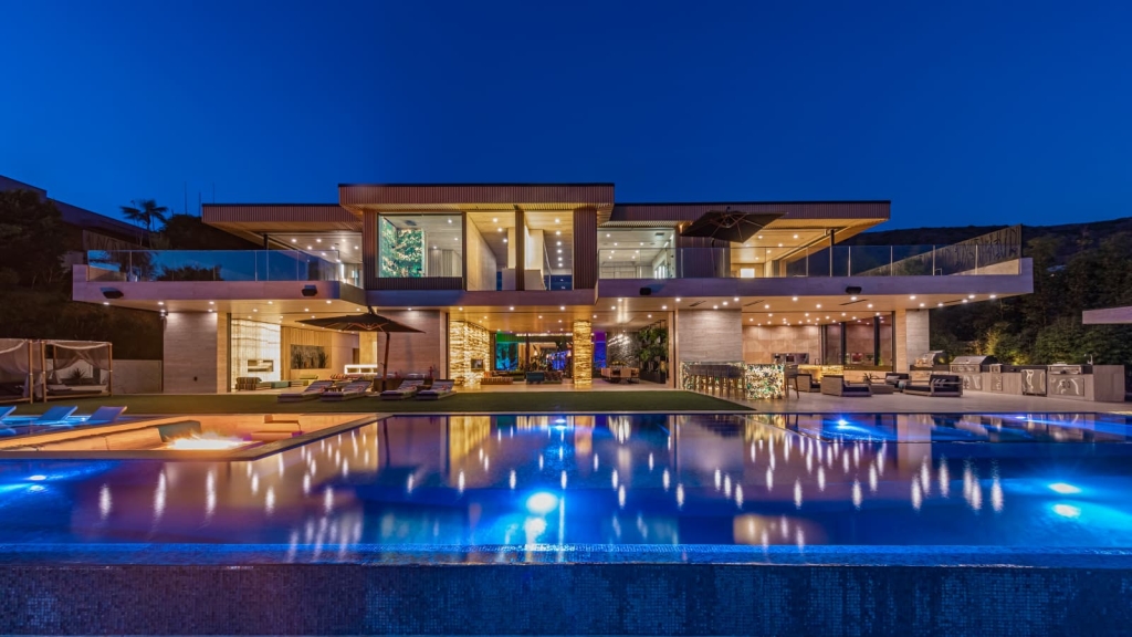 Modern Mansions in California: Where Design, Power, and Global Wealth Converge 10 modern oceanfront mansion in Malibu on Carbon Beach with infinity pool and luxury outdoor living