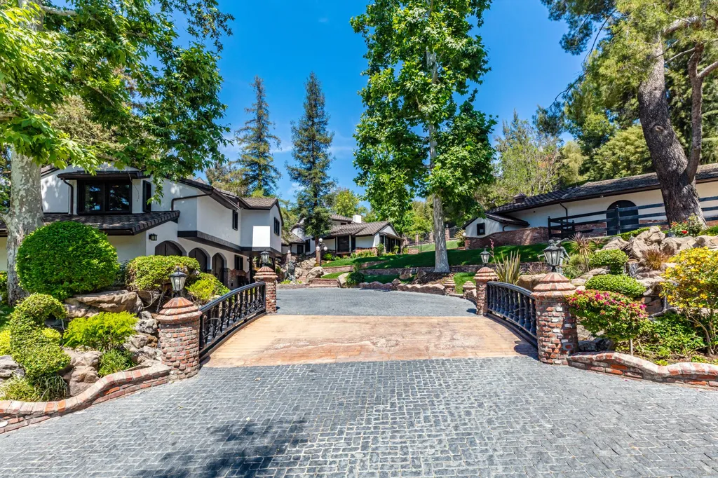 Celebrity Homes in California: Power, Pricing, and the Reality Behind the Headlines 9 Drake Hidden Hills estate luxury home California driveway garden view