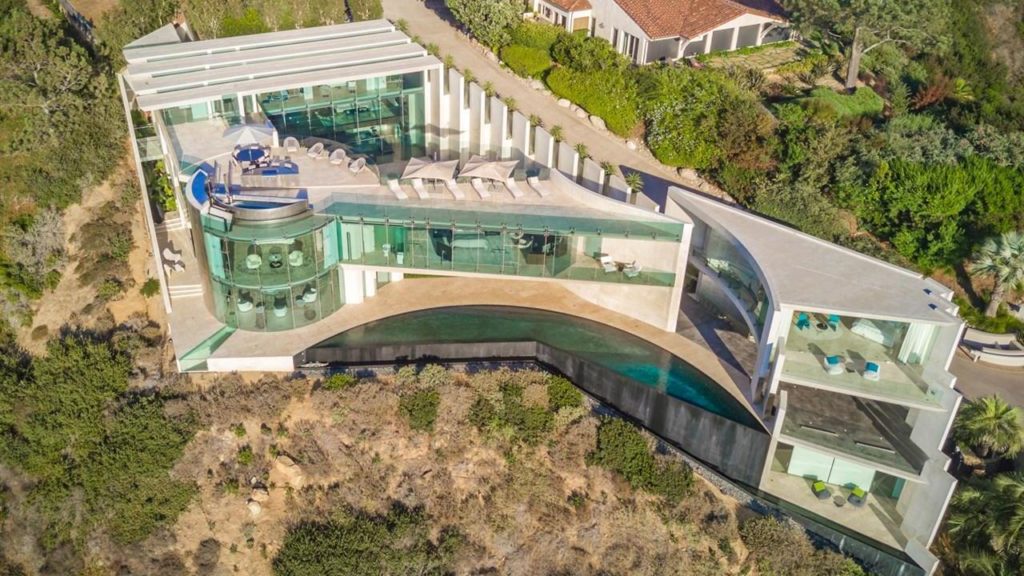Modern Mansions in California: Where Design, Power, and Global Wealth Converge 6 razor house in La Jolla California modern mansion built on ocean cliff with curved glass design