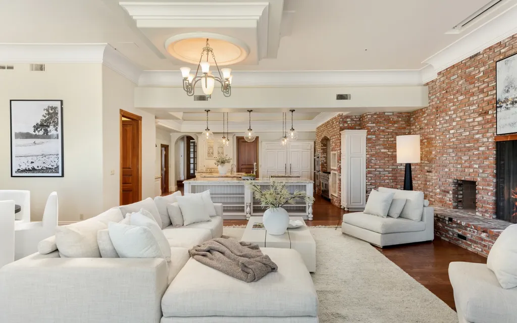 $90 Million Malibu Estate on Point Dume Offers a Scale That Could Never Be Built Today 8 This image has an empty alt attribute; its file name is 28824-Cliffside-Dr-Malibu-CA-22.webp