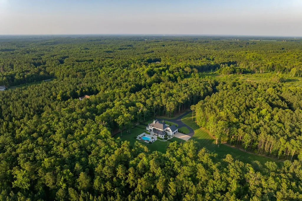 This $7.95 Million Virginia Estate Hides a ‘Jungle Room’ Behind Its Classical Façade 20 13259 Greenwood Church Rd Ashland VA01