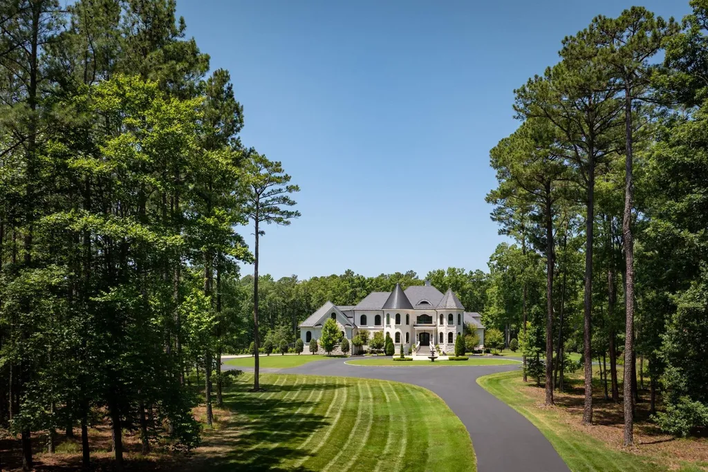 This $7.95 Million Virginia Estate Hides a ‘Jungle Room’ Behind Its Classical Façade 21 13259 Greenwood Church Rd Ashland VA05