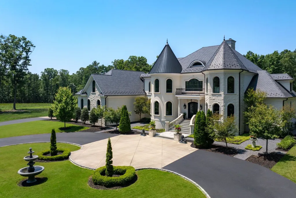 This $7.95 Million Virginia Estate Hides a ‘Jungle Room’ Behind Its Classical Façade 3 13259 Greenwood Church Rd Ashland VA06