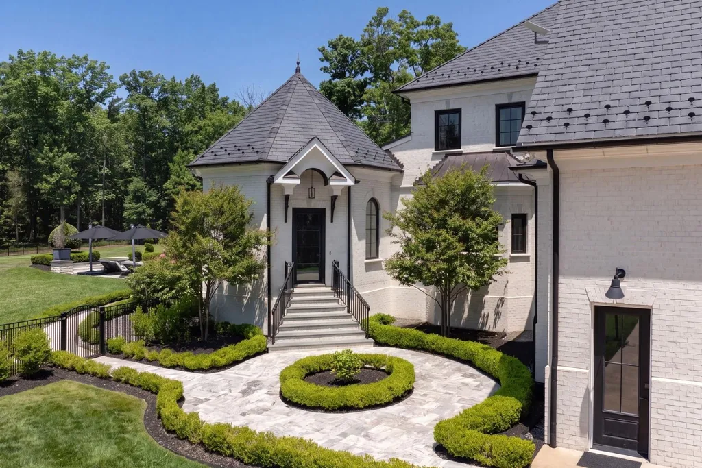 This $7.95 Million Virginia Estate Hides a ‘Jungle Room’ Behind Its Classical Façade 18 13259 Greenwood Church Rd Ashland VA44