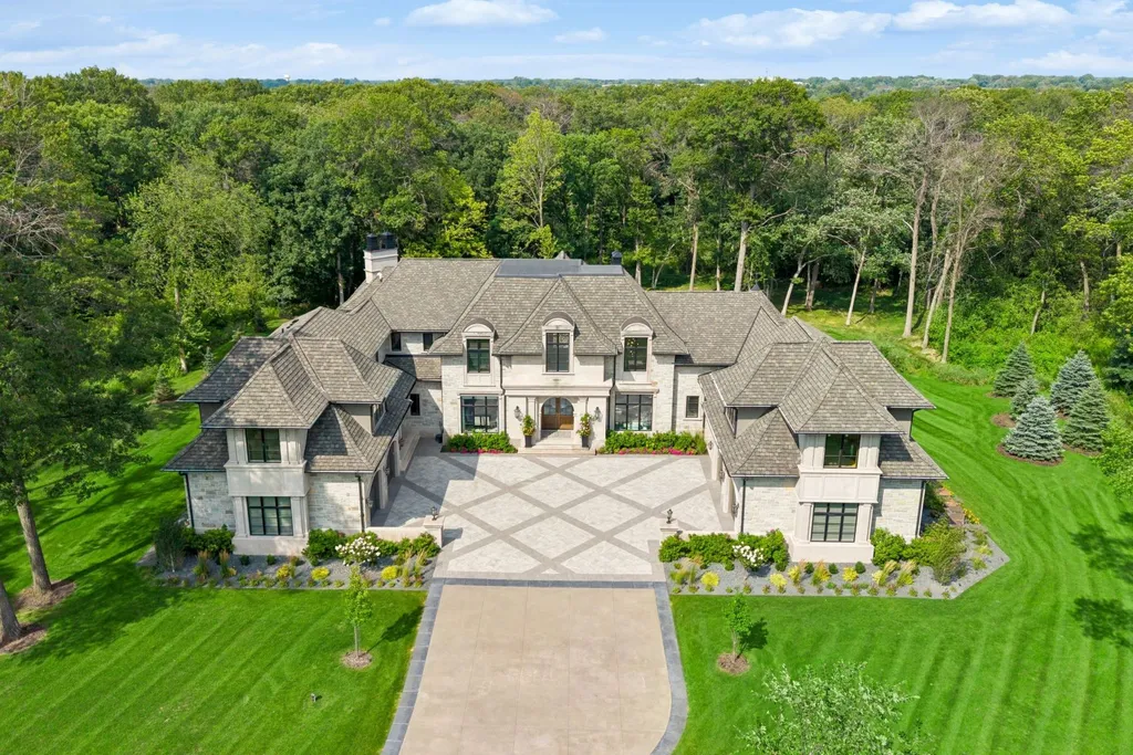 This $8.995 Million Minnesota Estate Has 600 Acres of Protected Wilderness as Its Next-Door Neighbor 3 14 Cherrywood Cir North Oaks MN 4