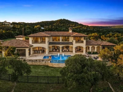 This $11.995 Million Texas Estate Has 22 Acres on Lake Travis—and Its Own Vineyard, Waterfall and Pontoon Boat 1 This $11.995 Million Texas Estate Has 22 Acres on Lake Travis—and Its Own Vineyard, Waterfall and Pontoon Boat