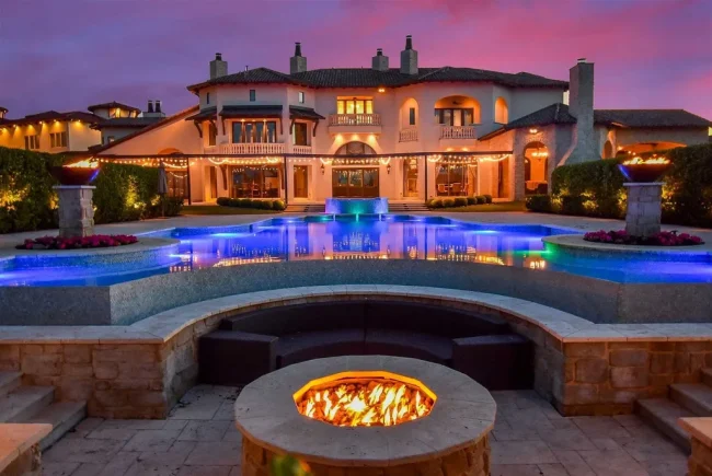 This $5.499 Million Texas Estate Turns Its Backyard Into a Five-Star Resort With an Infinity Pool and Sunken Fire Lounge