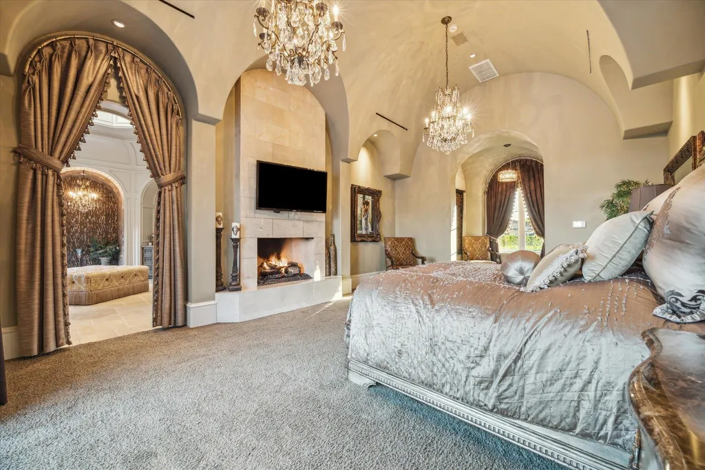 This $5.499 Million Texas Estate Turns Its Backyard Into a Five-Star Resort With an Infinity Pool and Sunken Fire Lounge 13 24 Sovereign Cir Richmond TX 7746919