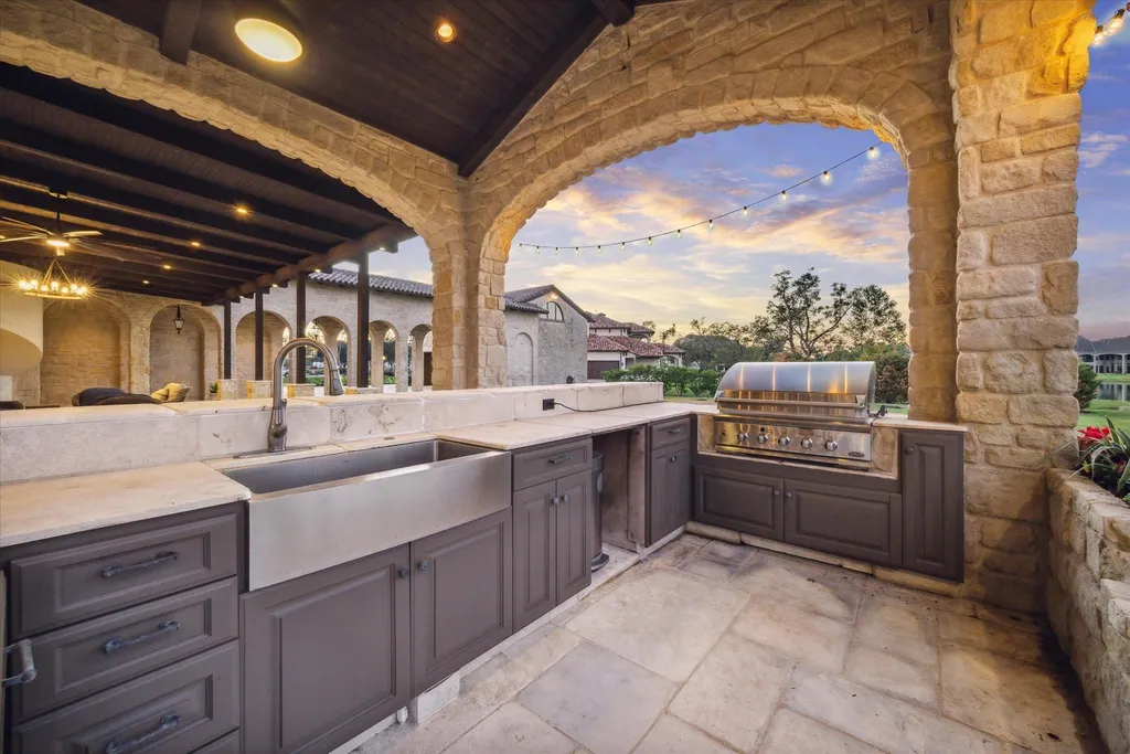This $5.499 Million Texas Estate Turns Its Backyard Into a Five-Star Resort With an Infinity Pool and Sunken Fire Lounge 18 24 Sovereign Cir Richmond TX 7746944