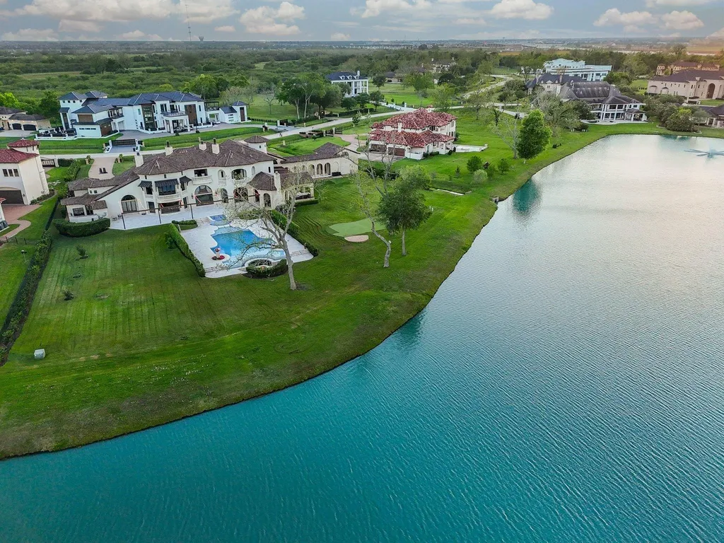 This $5.499 Million Texas Estate Turns Its Backyard Into a Five-Star Resort With an Infinity Pool and Sunken Fire Lounge 19 24 Sovereign Cir Richmond TX 7746947