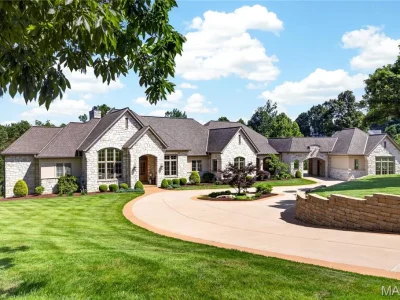 This $5.9 Million Missouri Estate Has Garage Space for 10 Cars—and 12.58 Acres Backing to a Park 1 This $5.9 Million Missouri Estate Has Garage Space for 10 Cars—and 12.58 Acres Backing to a Park