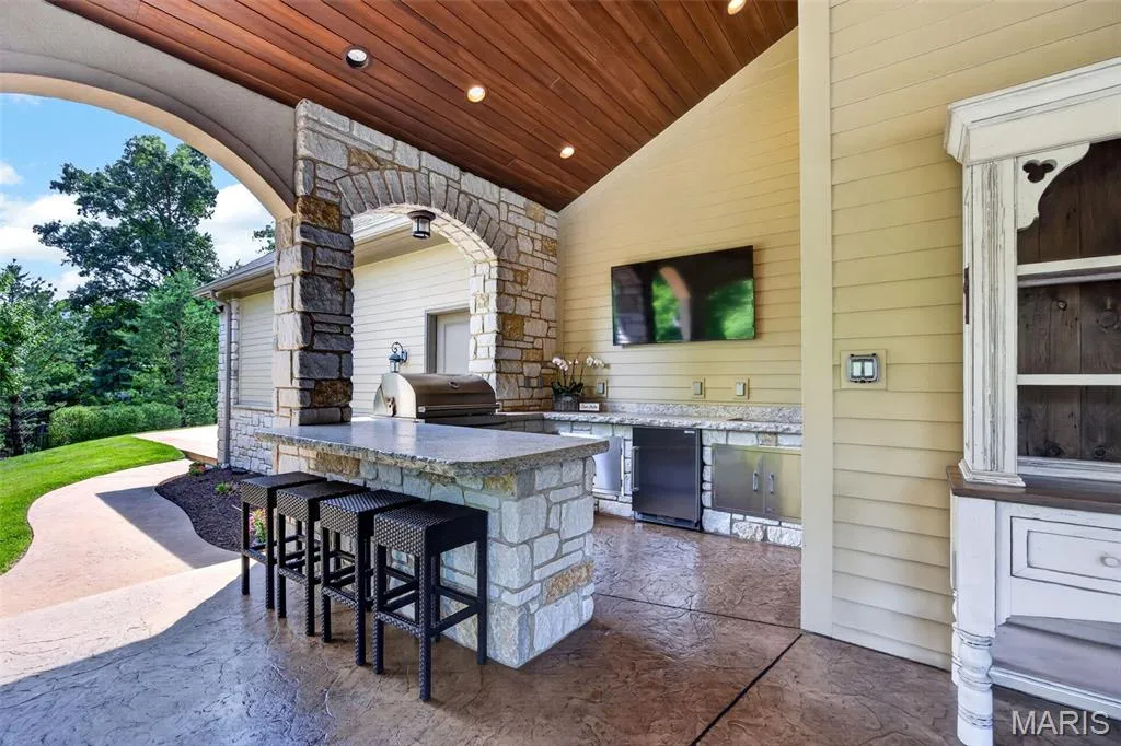 This $5.9 Million Missouri Estate Has Garage Space for 10 Cars—and 12.58 Acres Backing to a Park 21 262 Dietrich Rd Ballwin MO 6302180