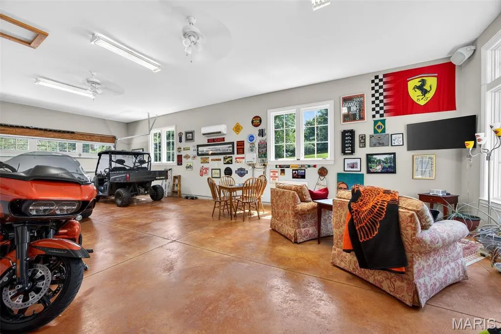 This $5.9 Million Missouri Estate Has Garage Space for 10 Cars—and 12.58 Acres Backing to a Park 17 262 Dietrich Rd Ballwin MO 6302188