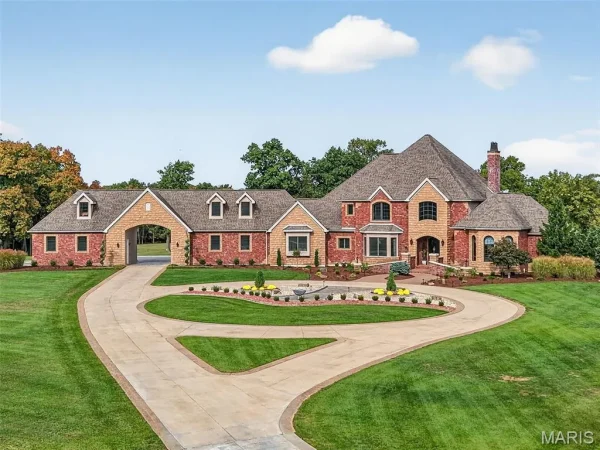 This $4 Million Missouri Estate Has Three Bodies of Water—and a Carriage House Big Enough for Another Life