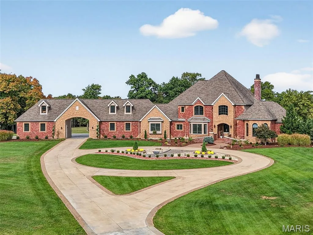 This $4 Million Missouri Estate Has Three Bodies of Water—and a Carriage House Big Enough for Another Life 1 27499 Franklin Rd Wright City MO 6339001