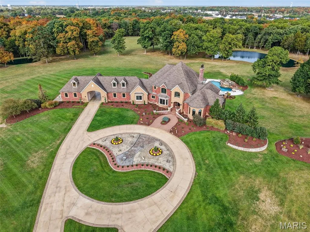 This $4 Million Missouri Estate Has Three Bodies of Water—and a Carriage House Big Enough for Another Life 2 27499 Franklin Rd Wright City MO 6339002