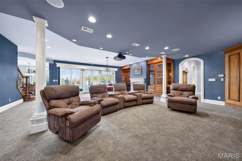 This $4 Million Missouri Estate Has Three Bodies of Water—and a Carriage House Big Enough for Another Life 13 27499 Franklin Rd Wright City MO 6339055 1