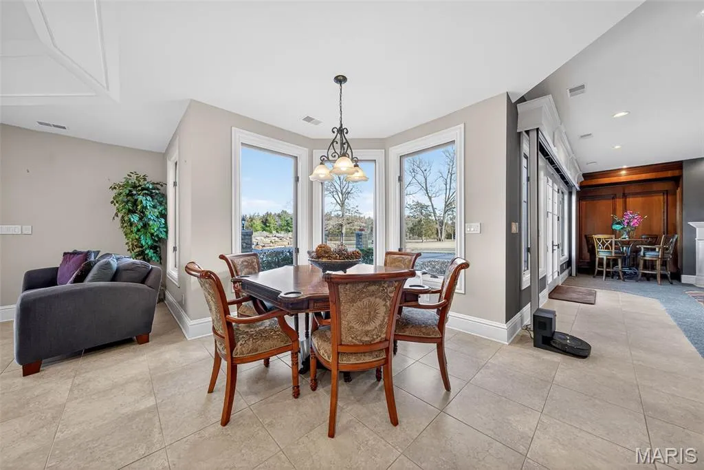 This $4 Million Missouri Estate Has Three Bodies of Water—and a Carriage House Big Enough for Another Life 15 27499 Franklin Rd Wright City MO 6339058