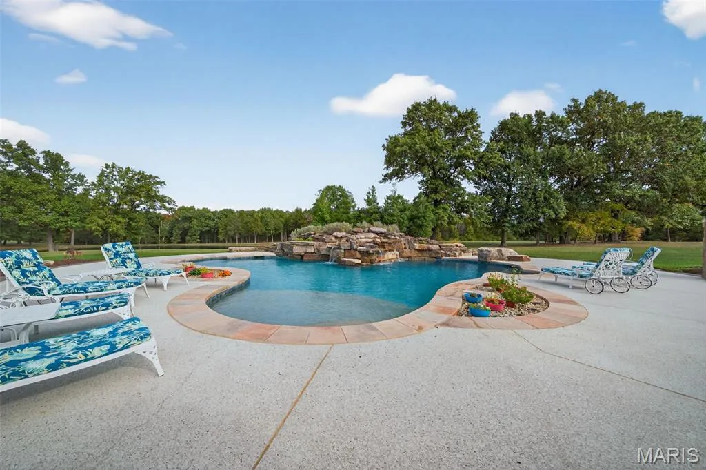 This $4 Million Missouri Estate Has Three Bodies of Water—and a Carriage House Big Enough for Another Life 17 27499 Franklin Rd Wright City MO 6339072