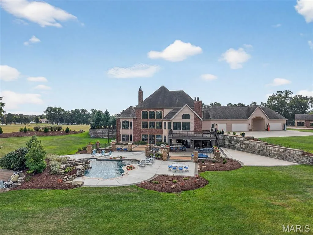 This $4 Million Missouri Estate Has Three Bodies of Water—and a Carriage House Big Enough for Another Life 19 27499 Franklin Rd Wright City MO 6339078