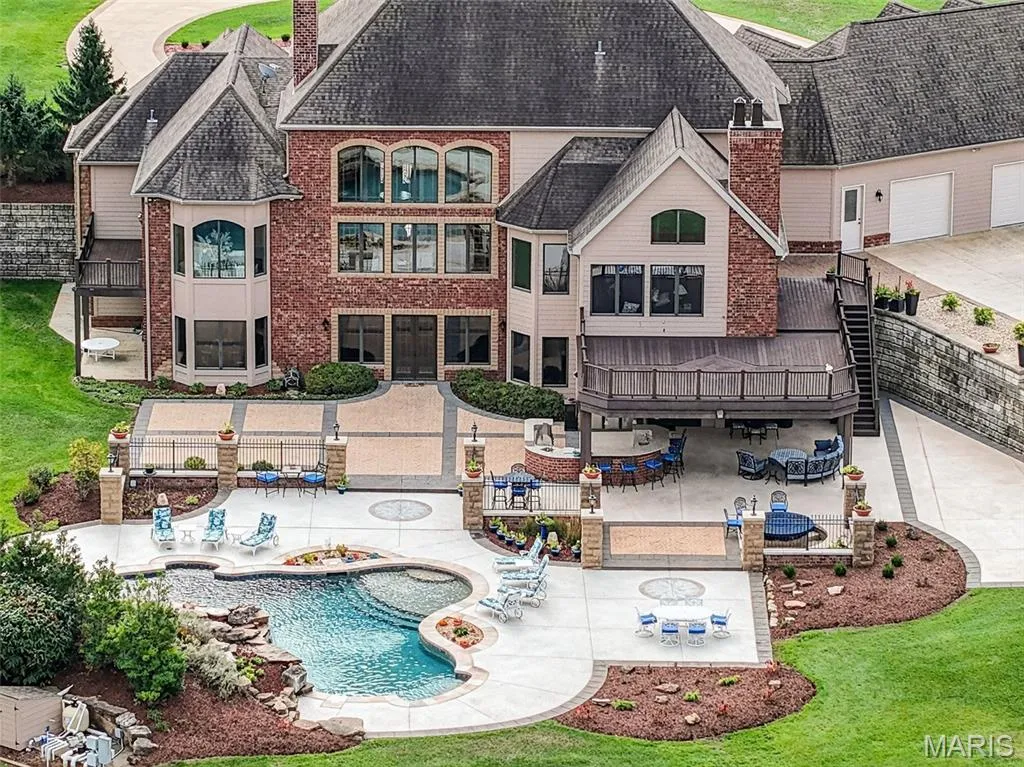 This $4 Million Missouri Estate Has Three Bodies of Water—and a Carriage House Big Enough for Another Life 3 27499 Franklin Rd Wright City MO 6339082