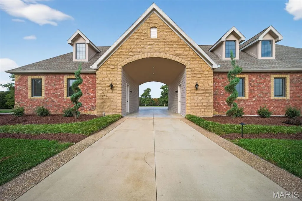 This $4 Million Missouri Estate Has Three Bodies of Water—and a Carriage House Big Enough for Another Life 20 27499 Franklin Rd Wright City MO 6339083