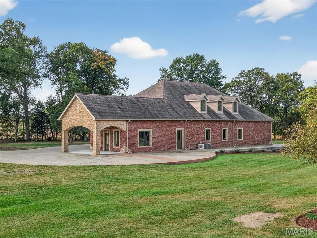 This $4 Million Missouri Estate Has Three Bodies of Water—and a Carriage House Big Enough for Another Life 21 27499 Franklin Rd Wright City MO 6339084