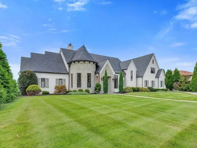 A $6.8 Million Hilltop Estate Captures One of Franklin's Most Spectacular 180-Degree Views 2 A $6.8 Million Hilltop Estate Captures One of Franklin's Most Spectacular 180-Degree Views