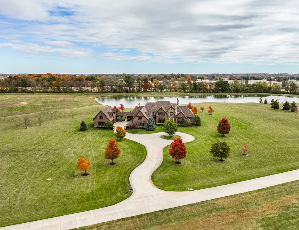A 16,584-Square-Foot Indiana Estate on 13 Acres Is Asking Just Under $4 Million 2 12318 E 196th St Noblesville IN 4606002