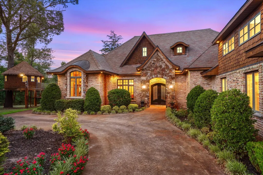 Secluded East Texas Estate With a 60,000-Gallon Grotto Pool and 5-Acre Lake Lists for $5 Million 4 15381 County Road 463 Lindale TX 7577110