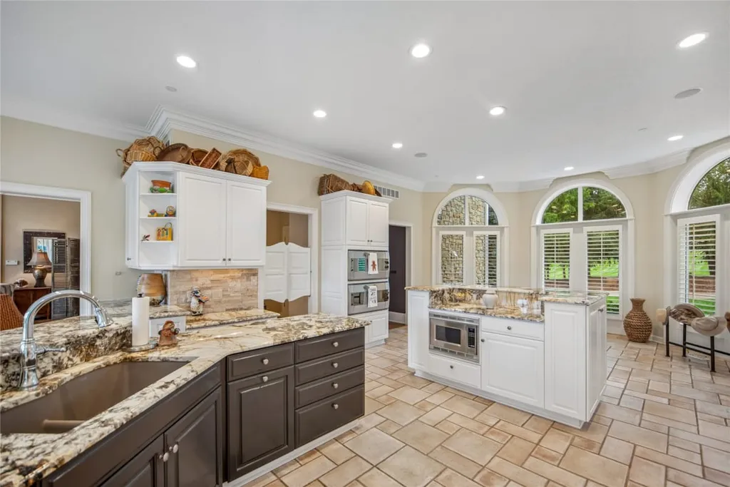 Elegant West Des Moines Golf Estate Overlooking Two Glen Oaks Fairways Lists for $3,800,000 9 1746 Burr Oaks Dr West Des Moines IA 5026610