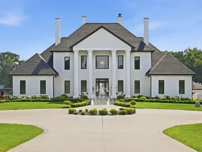 Reimagined Pennsylvania Estate With a Full Basketball Court Inside Its Garage Lists for $4,250,000 1 Reimagined Pennsylvania Estate With a Full Basketball Court Inside Its Garage Lists for $4,250,000