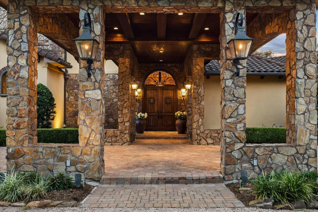 Sprawling Houston Estate with Beautifully Landscaped Grounds on Nearly 2 Acres Hits the Market for $7,495,000 4 327 E Friar Tuck Ln Houston TX 7702406