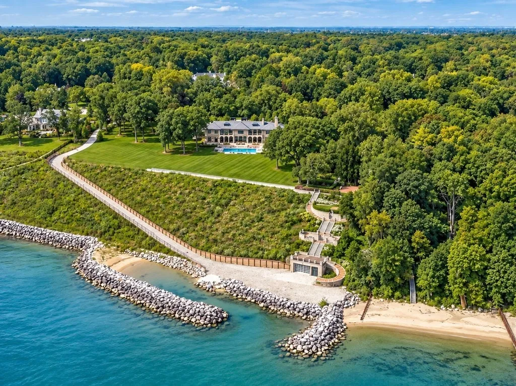 A Newly Built Lake Forest Estate Rises From the Remnants of a Rockefeller-Era Mansion. It’s Asking $21,999,900. 4 595 Circle Ln Lake Forest IL 6004552