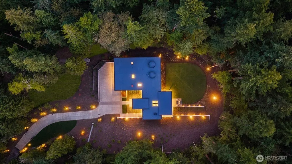 Newly Built Issaquah Estate With a 30-Foot Skylit Foyer and Floating Staircase Lists for $10.7 Million 17 6752 266th Court SE Issaquah WA 9802904